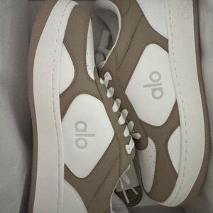 ALO Yoga Recovery Mode Sneakers- Tan & White Sneakers
